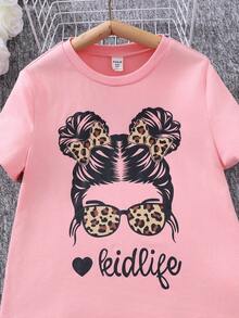 Áo thun in hình cô gái Tween màu hồng có thiết kế chân dung, thắt lưng in họa tiết da báo và quần short denim màu xanh, 2 cái/bộ - Nhiều màu - Xem 4