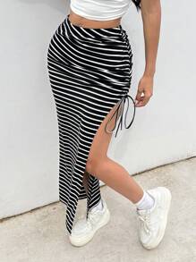 SHEIN EZwear Letnie stroje Czarno-biała spódnica w paski ze sznurkiem i rozcięciem za udo - Czarne i Białe - Zobacz 1