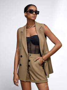 Completo elegante da donna composto da blazer senza maniche e pantaloncini corti in colore unito