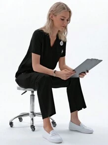 TaskEZ Conjunto de uniforme para mujer de enfermera (1 top de cuello en V con bolsillo + 1 pantalón de cintura elástica y 4 bolsillos) con acabado mate