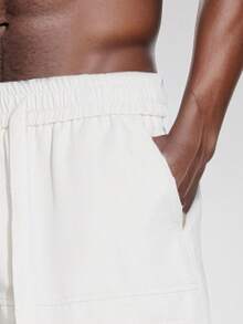 Shorts Khaki para hombre con bordado de letras, bolsillos de carga y cintura con cordón - Blanco - Ver 4