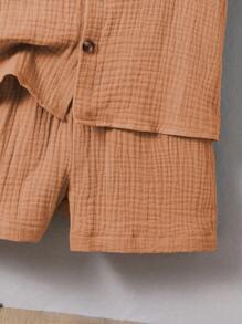 SHEIN Conjunto de 2 piezas: camisa casual de algodón con botones y pantalón corto para niño joven, adecuado para uso diario, universidad, viajes y juegos en primavera y verano - Caqui - Ver 4