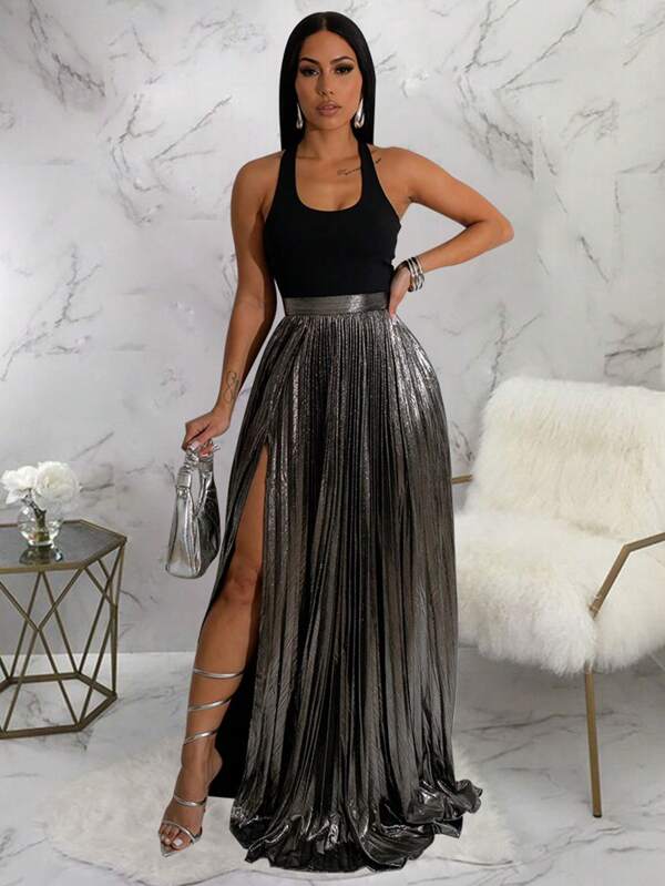 Falda plisada con abertura alta y acabado metálico, apropiada para fiestas en verano