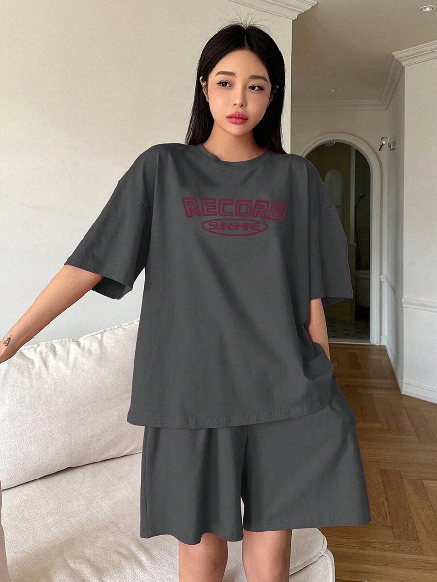 DAZY Bộ đồ mặc nhà ngắn tay in chữ rộng rãi - Màu xám đen - Xem 1