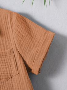 SHEIN Conjunto de 2 piezas: camisa casual de algodón con botones y pantalón corto para niño joven, adecuado para uso diario, universidad, viajes y juegos en primavera y verano - Caqui - Ver 5