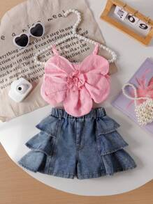 SHEIN Playful Pals Set de 2 piezas outfit de niña bebé con blusa de tirantes con flor grande y shorts vaqueros con volantes, de moda para el verano
