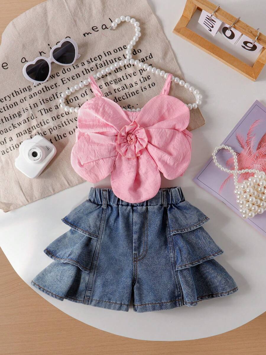 SHEIN Playful Pals Set de 2 piezas outfit de niña bebé con blusa de tirantes con flor grande y shorts vaqueros con volantes, de moda para el verano