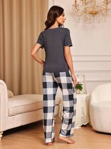 Conjunto de pijama para mujer con top mangas cortas con cuello redondo y pantalones a cuadros con huecos en la parte superior - Multicolor - Ver 3