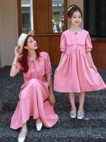 女孩编织深粉色海军蓝领前开口纽扣泡泡袖松紧腰拼接 A 字裙适合度假和郊游，夏季母女搭配服装（2 件单独出售） - 珊瑚粉 - 查看 1