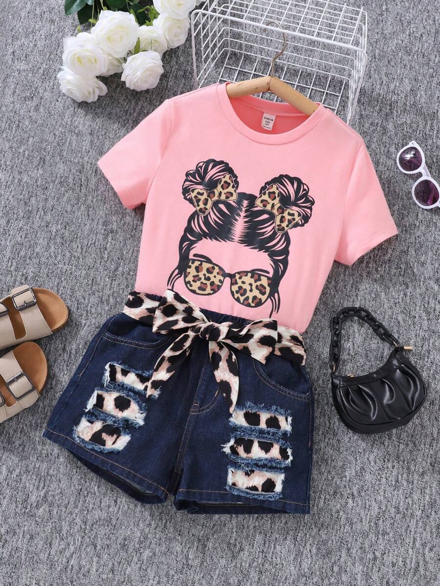 Áo thun in hình cô gái Tween màu hồng có thiết kế chân dung, thắt lưng in họa tiết da báo và quần short denim màu xanh, 2 cái/bộ - Nhiều màu - Xem 1