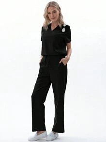 TaskEZ Conjunto de uniforme para mujer de enfermera (1 top de cuello en V con bolsillo + 1 pantalón de cintura elástica y 4 bolsillos) con acabado mate