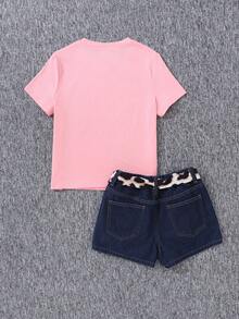 Áo thun in hình cô gái Tween màu hồng có thiết kế chân dung, thắt lưng in họa tiết da báo và quần short denim màu xanh, 2 cái/bộ - Nhiều màu - Xem 2