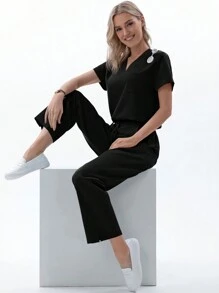 TaskEZ Conjunto de uniforme para mujer de enfermera (1 top de cuello en V con bolsillo + 1 pantalón de cintura elástica y 4 bolsillos) con acabado mate
