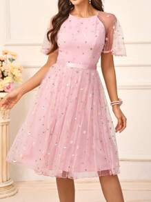 SHEIN Belle 女士浪漫清新蓮花粉色網紗刺繡面料圓領連衣裙，荷葉邊飾，透明袖子，緞面采用皮帶，背部刺繡，A線中長款連衣裙，適合浪漫婚禮季節、婚禮活動、母親節、與好友搭配、返校季節、音樂節、伴娘禮服（標準尺寸） - 粉色 - 查看 1