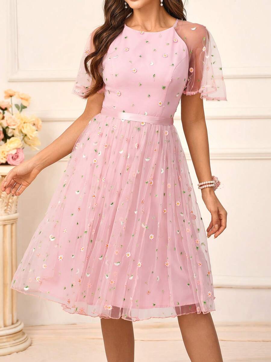 SHEIN Belle 女士浪漫清新蓮花粉色網紗刺繡面料圓領連衣裙，荷葉邊飾，透明袖子，緞面采用皮帶，背部刺繡，A線中長款連衣裙，適合浪漫婚禮季節、婚禮活動、母親節、與好友搭配、返校季節、音樂節、伴娘禮服（標準尺寸） - 粉色 - 查看 1