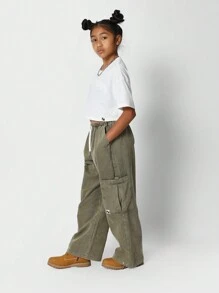 SUMWON Conjunto de 2 piezas con camiseta ajustada tipo crop con aplicación y pantalón cargo lavado para niñas preadolescentes