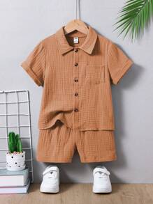 SHEIN Conjunto de 2 piezas: camisa casual de algodón con botones y pantalón corto para niño joven, adecuado para uso diario, universidad, viajes y juegos en primavera y verano - Caqui - Ver 1