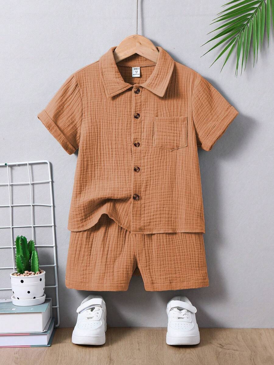 SHEIN Conjunto de 2 piezas: camisa casual de algodón con botones y pantalón corto para niño joven, adecuado para uso diario, universidad, viajes y juegos en primavera y verano - Caqui - Ver 1