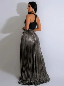 Falda plisada con abertura alta y acabado metálico, apropiada para fiestas en verano