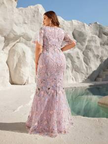 SHEIN Belle 大碼粉色刺繡花深V領，袖子有褶邊，微微擴出的魚尾設計優雅裙子，適用於花園派對、正式晚宴或舞會 - 彩色 - 查看 3