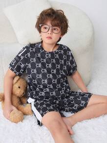 SHEIN 少年男孩字母印花時尚舒適短袖T恤和短褲針織抗火透氣家居服套裝，夏季2件套