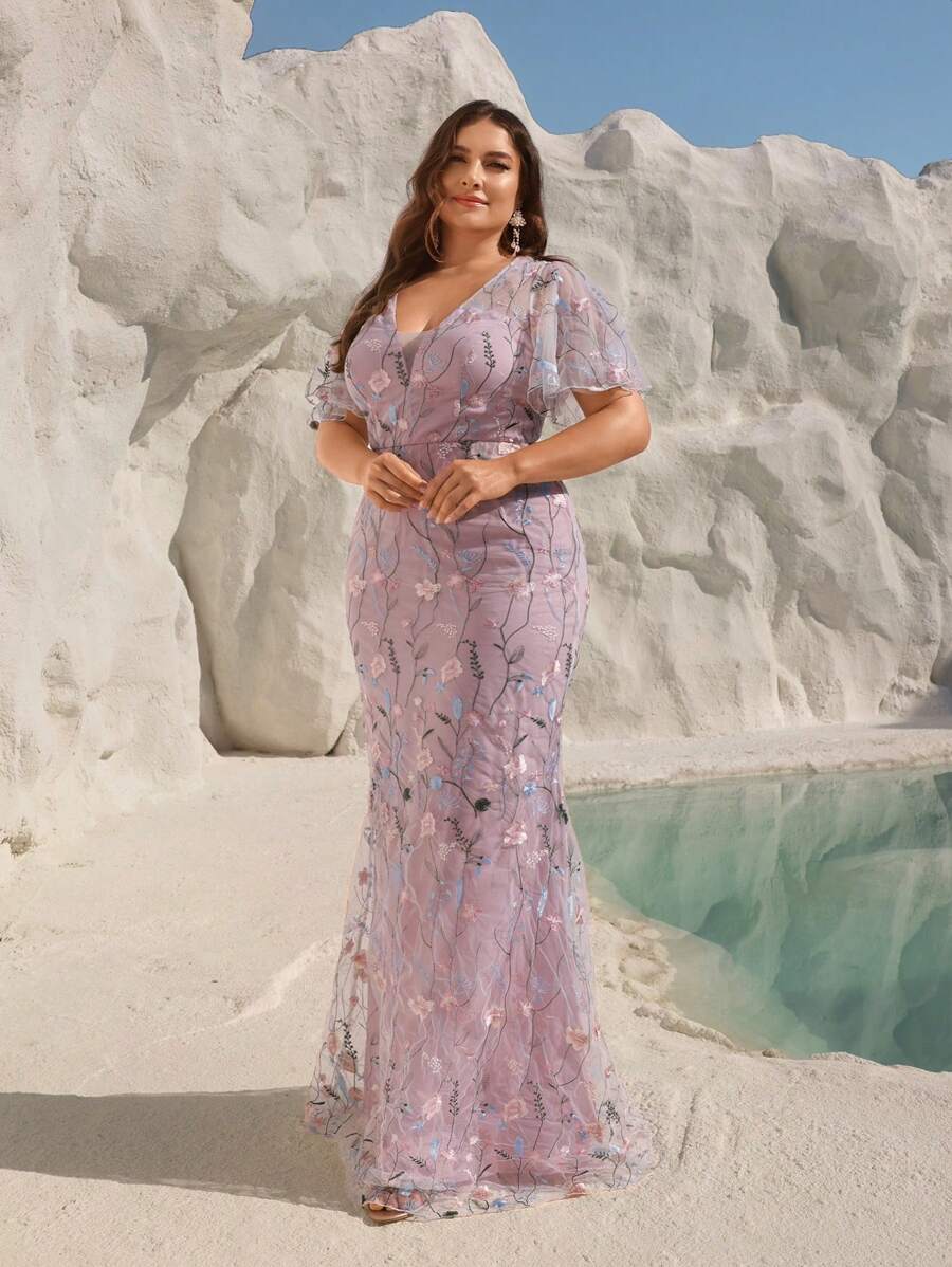 SHEIN Belle 大碼粉色刺繡花深V領，袖子有褶邊，微微擴出的魚尾設計優雅裙子，適用於花園派對、正式晚宴或舞會 - 彩色 - 查看 1