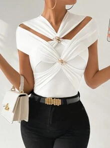 SHEIN Privé Camiseta elegante y ajustada con hombros al aire cruzados, decoración de metal y diseño abierto para mujer en verano y fiesta