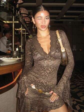 1件時尚性感的女士蕾絲裙