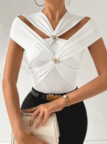 SHEIN Privé Camiseta elegante y ajustada con hombros al aire cruzados, decoración de metal y diseño abierto para mujer en verano y fiesta