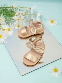 Sandalias con correa de tobillo para bebés y niños pequeños con diseño simple y cierre de gancho y lazo con decoración de lazo - Dorado - Ver 6