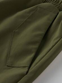 Claim Dot Shorts informales de trabajo para hombres con ajuste cómodo, cintura con cordón y bolsillos - Verde militar - Ver 6