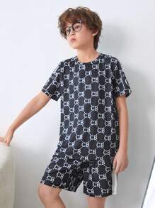 SHEIN 少年男孩字母印花時尚舒適短袖T恤和短褲針織抗火透氣家居服套裝，夏季2件套