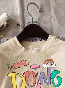 SHEIN Camiseta casual de manga corta con impresión de letras cómicas y coloridas adecuada para el verano para niña preadolescente