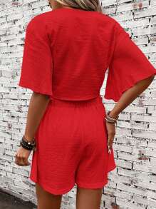 SHEIN Clasi Zweiteiler bestehend aus Crop Top mit Twist-Detail und Schmetterlingärmeln sowie Shorts