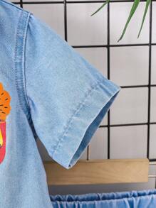 SHEIN Conjunto de 2 piezas para bebé niño con camisa de mezclilla azul claro con mangas cortas con estampado lindo de león y pantalones cortos holgados de mezclilla con piernas rectas para atuendos de verano - Lavado ligero - Ver 6