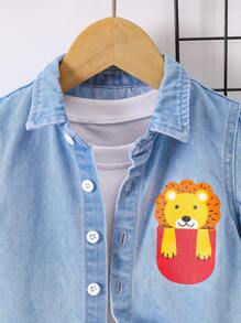 SHEIN Conjunto de 2 piezas para bebé niño con camisa de mezclilla azul claro con mangas cortas con estampado lindo de león y pantalones cortos holgados de mezclilla con piernas rectas para atuendos de verano - Lavado ligero - Ver 5