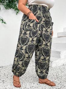 SHEIN CURVE+ 加大尺碼全印花束口褲，設有口袋和彈性褶邊 - 黑色 - 查看 4