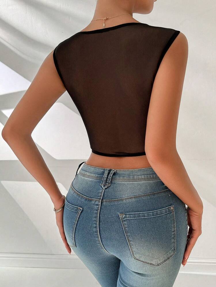 Top de Malha Cortado Feminino com Ajuste Justo para o Verão com Torção no Peito