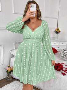 Flirla 大码心形领口长袖花卉刺绣连衣裙 - 綠色 - 查看 1