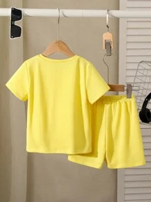 SHEIN 男童小熊图案短袖圆领T恤短裤套装，黄色童装