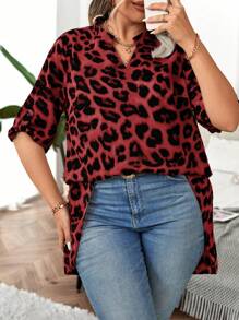 SHEIN LUNE Plus Size Kỳ nghỉ Giải trí Áo sơ mi có cổ in họa tiết da báo cổ cao thấp - Màu Đỏ Sâu - Xem 4