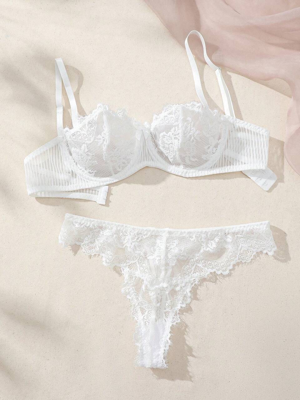 Women's Fashionable Sweet Solid Color Contrast Lace Bra & Panty Lingerie Set