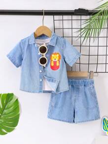 SHEIN Conjunto de 2 piezas para bebé niño con camisa de mezclilla azul claro con mangas cortas con estampado lindo de león y pantalones cortos holgados de mezclilla con piernas rectas para atuendos de verano - Lavado ligero - Ver 1