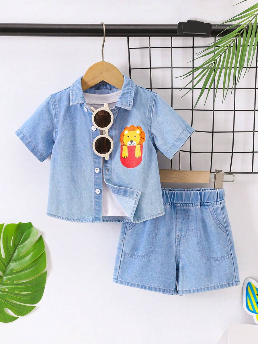 SHEIN Conjunto de 2 piezas para bebé niño con camisa de mezclilla azul claro con mangas cortas con estampado lindo de león y pantalones cortos holgados de mezclilla con piernas rectas para atuendos de verano - Lavado ligero - Ver 1