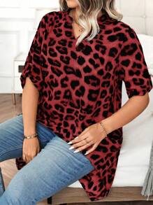 SHEIN LUNE Plus Size Kỳ nghỉ Giải trí Áo sơ mi có cổ in họa tiết da báo cổ cao thấp - Màu Đỏ Sâu - Xem 5
