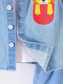 SHEIN Conjunto de 2 piezas para bebé niño con camisa de mezclilla azul claro con mangas cortas con estampado lindo de león y pantalones cortos holgados de mezclilla con piernas rectas para atuendos de verano - Lavado ligero - Ver 3