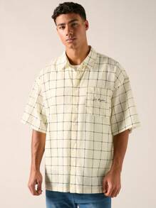 Manfinity RebelGame Camisa casual de manga corta para hombre de moda diaria con diseño de cuadros y letras