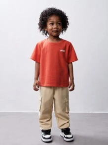 SHEIN Atuendo informal de 3 piezas para niño joven que incluye camiseta estampada de punto, chaleco de bolsillo utilitario y pantalón largo
