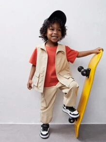 SHEIN Atuendo informal de 3 piezas para niño joven que incluye camiseta estampada de punto, chaleco de bolsillo utilitario y pantalón largo