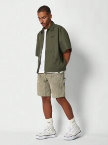 SUMWON قميص بخط زبيري من نايلون مزود بسوستة مع رسم طباعي لرقم الظهر - أخضر عسكري - مشاهدة 4